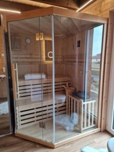 a glass enclosure in a room with a bathroom at Landgasthof Zur Linde in Kronach