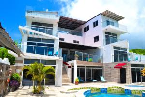 una casa con piscina frente a ella en SeaSide Hotel en Puerto Baquerizo Moreno
