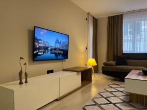 TV a/nebo společenská místnost v ubytování Grace Downtown Apartment