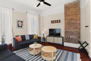 uma sala de estar com um sofá e uma televisão em Marigny BD Surrounded by Music Food and Art em Nova Orleães