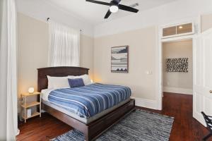 um quarto com uma cama e uma ventoinha de tecto em Marigny BD Surrounded by Music Food and Art em Nova Orleães