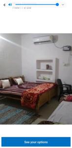 Un pat sau paturi într-o cameră la happy khajuraho home stay