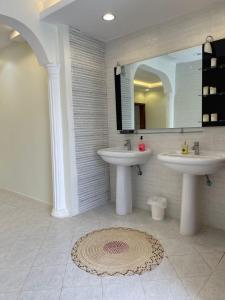 Ett badrum på السحاب