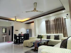 אזור ישיבה ב-Private Furnished Penthouse Apartment With Rooftop Garden In Chittagong