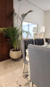 sala de estar con silla y maceta en Modern villa فلتي حديثه, en Khamis Mushayt