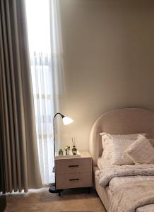 1 dormitorio con 1 cama con mesita de noche y ventana en Modern villa فلتي حديثه en Khamis Mushayt