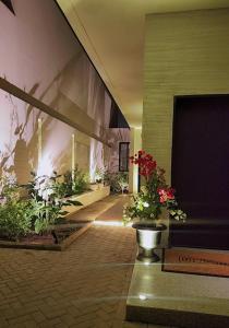 a lobby with flowers and plants in a building at Modern villa فلتي حديثه in Khamis Mushayt