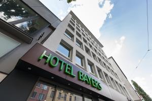un edificio de hotel con un cartel de bagel de hotel en Hotel Bayer's en Múnich