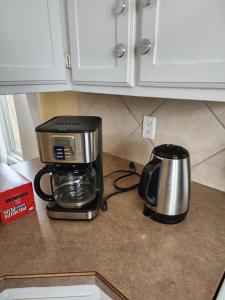 un bancone della cucina con macchinetta del caffè e tostapane di Cozy bungalow a Calgary