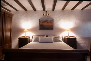 1 dormitorio con 1 cama grande y 2 mesitas de noche en Finca Exclusiv La Mareta, en Agaete