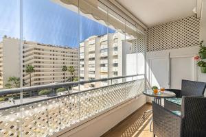 City Center Apartment in Marbella في مربلة: بلكونه الشقه مع طاوله وكراسي