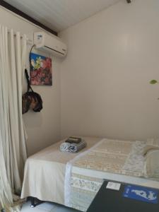 a room with a bed and a window with ahaarhaarhaarhaarhaarhaar at Quarto Praia do Frances in Marechal Deodoro
