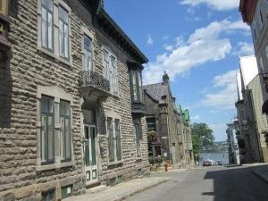 uma rua vazia num antigo edifício de pedra em B&B de la Fontaine em Cidade de Quebec