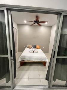 a room with a bed with a ceiling fan at Apartamento equipado en zona privilegiada de Liberia in Liberia