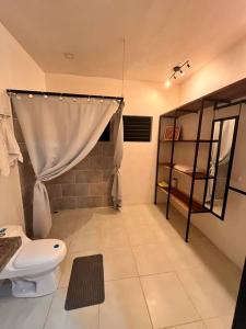 a bathroom with a toilet and a shower at Apartamento equipado en zona privilegiada de Liberia in Liberia