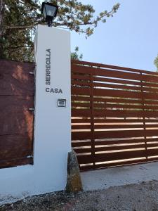 Ein Zaun mit einem Tor mit einem Schild, das Caa liest. in der Unterkunft casa sierrecilla in Fuente de Piedra