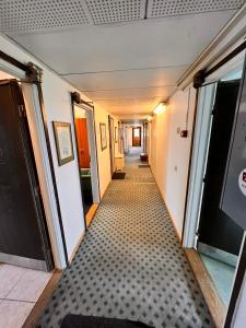 un pasillo vacío en un edificio de oficinas en Naffentorps Hotel en Bunkeflostrand