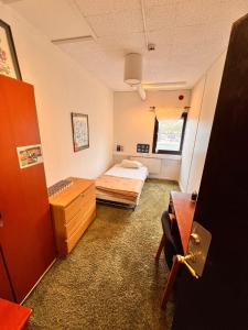 1 dormitorio con 1 cama y vestidor en Naffentorps Hotel en Bunkeflostrand