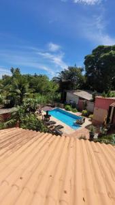 uma vista para um quintal com uma piscina em Villa Blue Point - Chácara com piscina e 4 quartos em Vila Velha