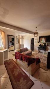 - un salon avec un canapé et une table dans l'établissement Villa Blue Point - Chácara com piscina e 4 quartos, à Vila Velha