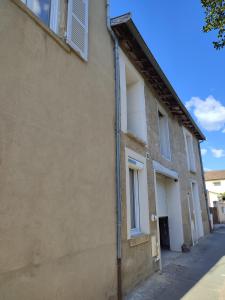 una tubería en el lateral de un edificio en Le petit 1881, en Ampuis