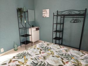 Posteľ alebo postele v izbe v ubytovaní Gite Le cheval blanc au centre de Carrouges