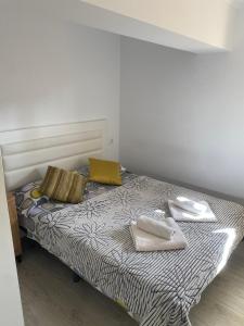 A bed or beds in a room at Acogedor y reformado apartamento, Alicante.