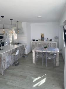 A kitchen or kitchenette at Acogedor y reformado apartamento, Alicante.