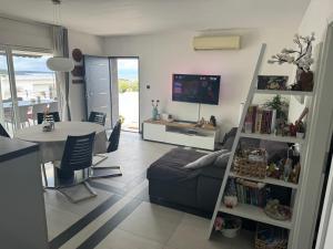 ein Wohnzimmer mit Sofa und Tisch in der Unterkunft Panorama Sevid in Sevid