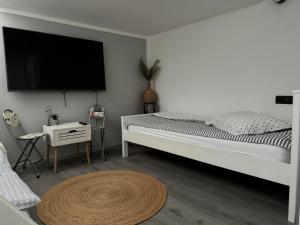 ein Schlafzimmer mit einem Bett und einem Flachbildfernseher in der Unterkunft Panorama Sevid in Sevid + 56 Fotos