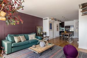 uma sala de estar com um sofá verde e uma mesa em BNBHolder Luxury Triplex CHAMBERI em Madri
