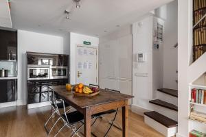 A kitchen or kitchenette at Waou Chamberi II - Alquiler Corta Duración