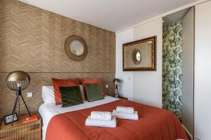 A bed or beds in a room at Waou Chamberi II - Alquiler Corta Duración