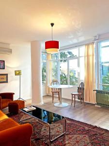 - un salon avec un canapé et une table dans l'établissement Petek Pansiyon Fenerbahce Kadikoy, à Istanbul
