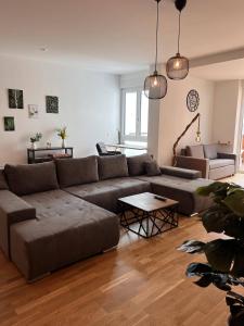 uma sala de estar com um sofá e uma mesa em KeyHosting Apartment Zentral Parkplatz em Aschaffenburg