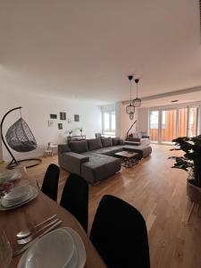 uma sala de estar com um sofá e uma mesa em KeyHosting Apartment Zentral Parkplatz em Aschaffenburg