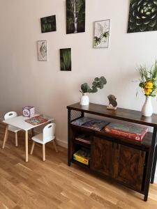 a living room with a table and a table and chairs at KeyHosting Apartment Zentral Parkplatz in Aschaffenburg