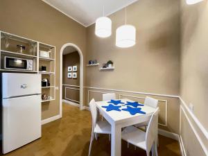 eine Küche mit einem weißen Tisch mit blauen Sternen darauf in der Unterkunft Casa Gramsci Anzio Centro in Anzio