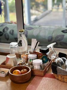 uma mesa com cestas de comida e uma janela em Home away from home em Christchurch