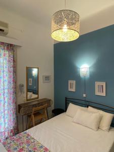 カメナブルナにあるThalia Hotelの青い壁のベッドルーム1室(ベッド1台付)