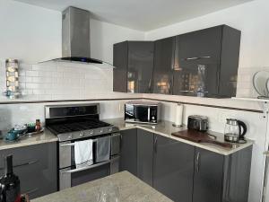 Nhà bếp/bếp nhỏ tại One bedroom with modern kitchen, balcony with water view