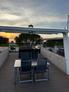 波爾托羅的住宿－Sunset Joy，甲板上的桌椅,享有日落美景