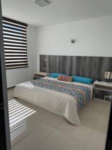 um quarto com uma cama grande e um lavatório em Casa 112 Residencial Framboyanes em Santa Cruz Xoxocotlán
