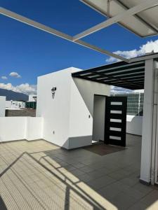 un edificio bianco con una porta sul tetto di Casa 112 Residencial Framboyanes a Santa Cruz Xoxocotlán Altre 10 foto