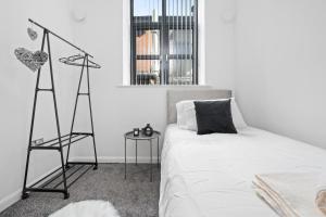 a bedroom with a bed and a ladder next to a table at Modern 2Bed Northern Quarter, Long Stays, Contractors in Manchester