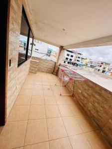 un balcón con un carrito de compras en el suelo en Casa 5 habitaciones bonitas y elegante en Puerto Baquerizo Moreno