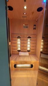 uma vista interior de um pequeno quarto com em Cabin of Light - Hot Tub, Sauna, Massage Chair, BBQ, Games, Beach em Monkwearmouth