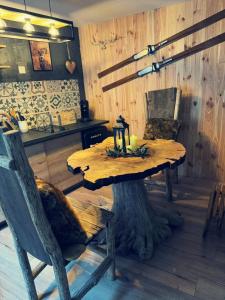 a wooden table with a tree stump in a room at Le chalet romantique, SPA, Écran cinéma, Lit king size, day use, 10 min centre in Amiens
