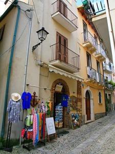 eine Straße mit einem Kleiderladen vor einem Gebäude in der Unterkunft CASA BRICIOLE 1 e 2 in Scilla