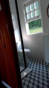 baño con aseo y ventana en La cabaña, en Cedeira